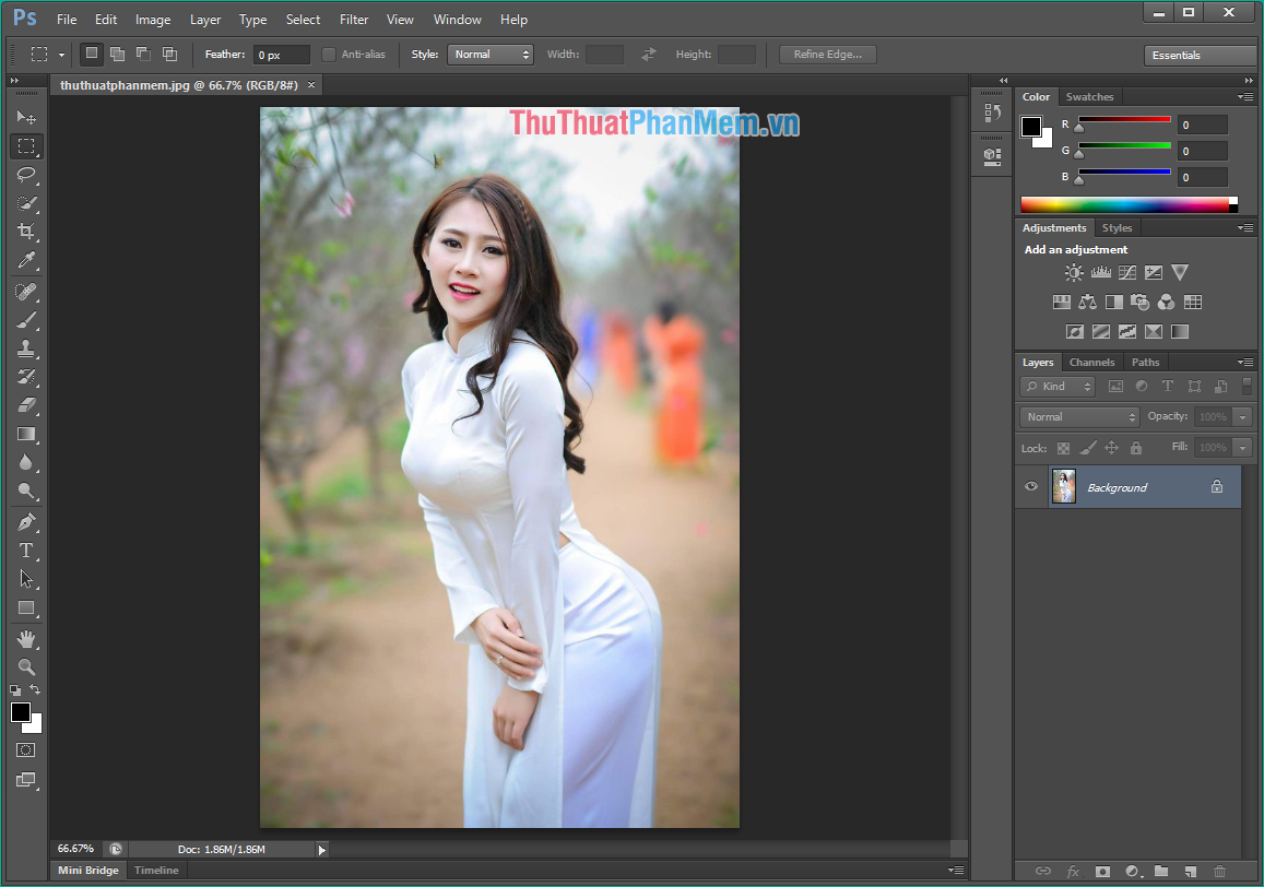 Xóa phông nền – Với tính năng xóa phông nền của Photoshop, bạn dễ dàng tách được chủ thể cần thiết từ nền phông để tạo thành nền trong suốt, hay chèn vào một hình nền khác. Điều này sẽ giúp các nhà thiết kế, nhiếp ảnh gia và các nhà sản xuất video tiết kiệm thời gian, tối ưu hóa quy trình công việc và giúp ảnh của họ trở nên chuyên nghiệp hơn.